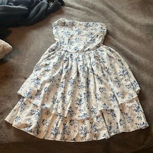 strapless dress never worn tho it bc it was a little to big in the chest area.
